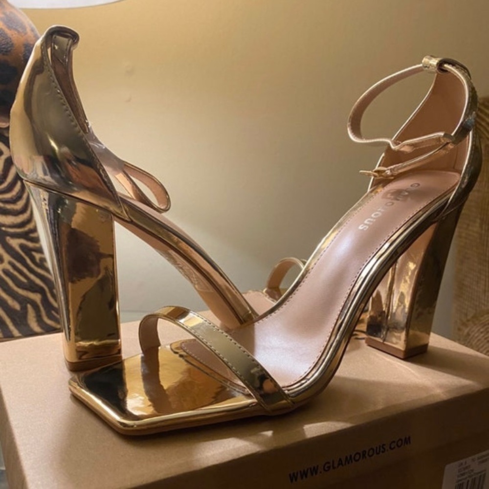 BRAND NEW!! Gold Heels 👠
